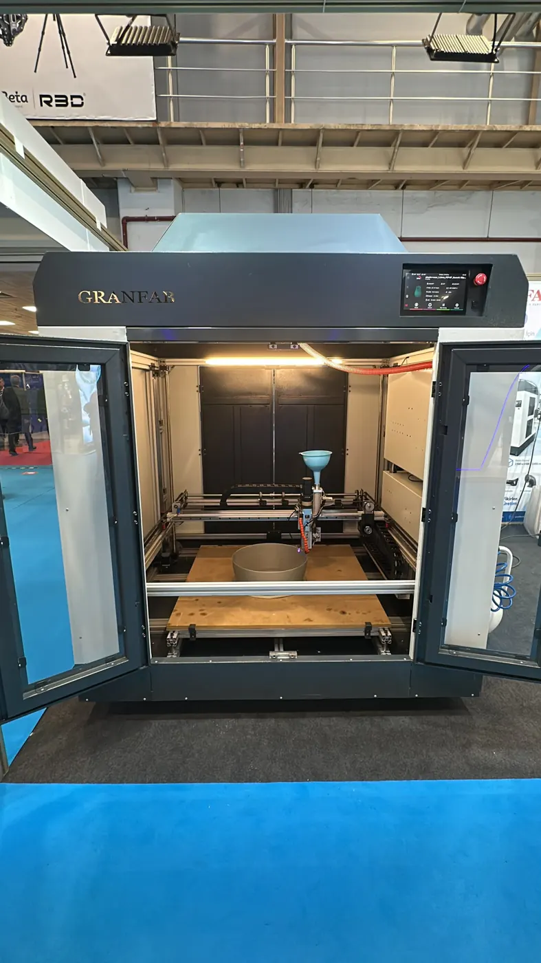 Büyük format endüstriyel 3D yazıcıda basılan büyük bir kase