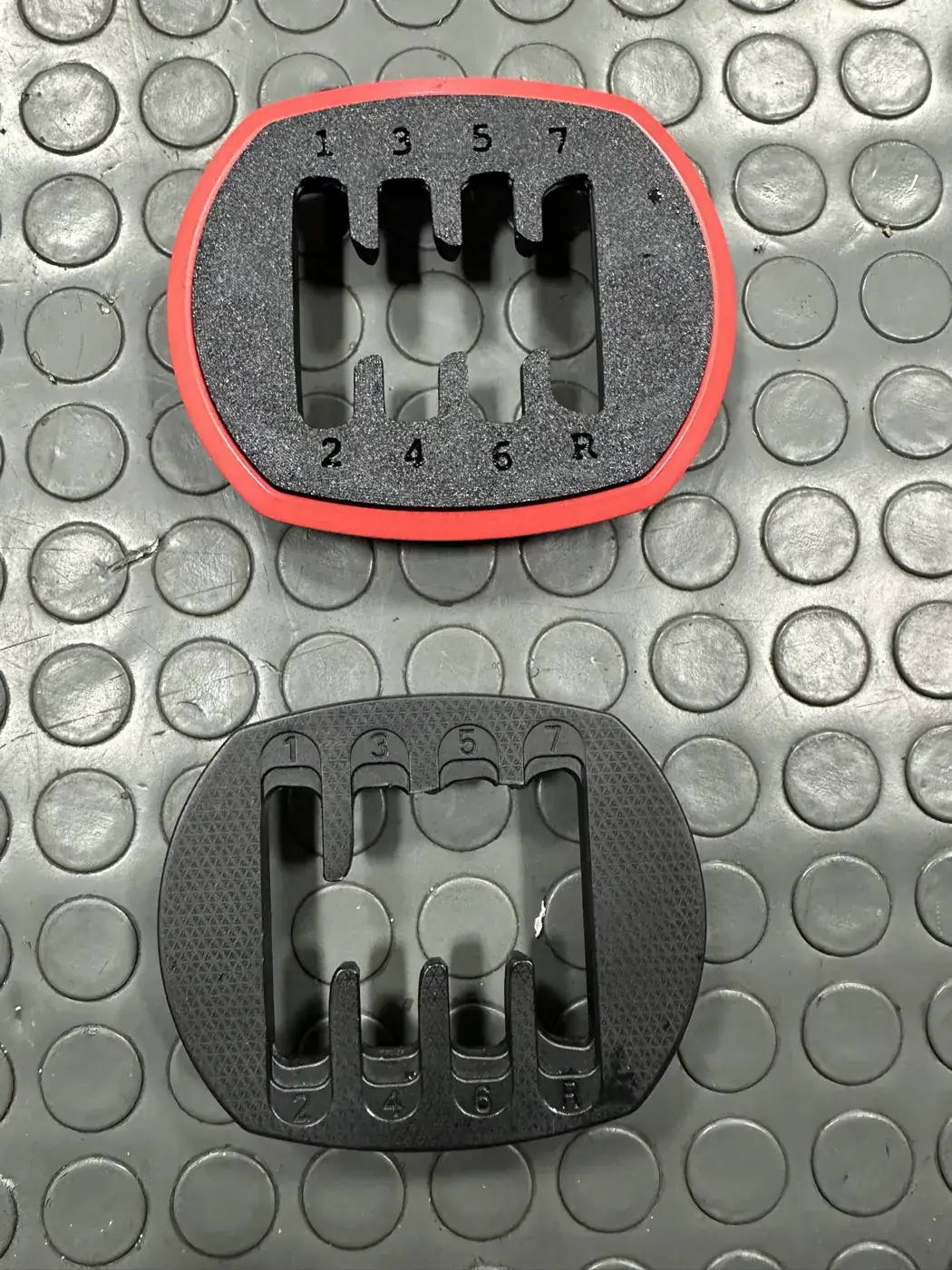 Yarış simülatörü vites kolu için iki adet 3D baskı vites deseni plakası; üstte kırmızı çerçeveli siyah, altta dokulu siyah